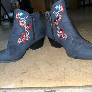 Carlos Santana size 10 ankle booties